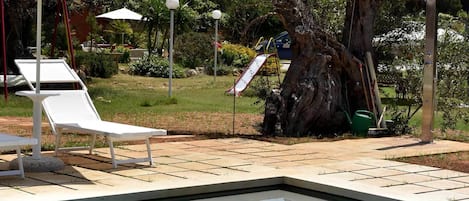 Piscine extérieure en saison