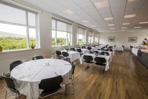 Breakfast and dinner served, local cuisine - Hotel Laugar (Laugar)