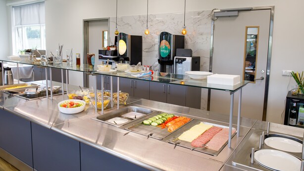 A buffet with various food items and a coffee machine. - Hotel Laugar (Laugar)