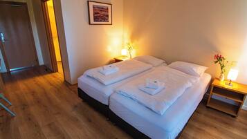 Chambre Double ou avec lits jumeaux, salle de bains privée | Bureau, espace de travail pour ordinateur portable