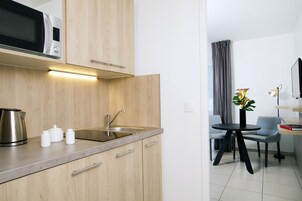 Frigorífico, microondas, placa de cocina y cafetera o tetera