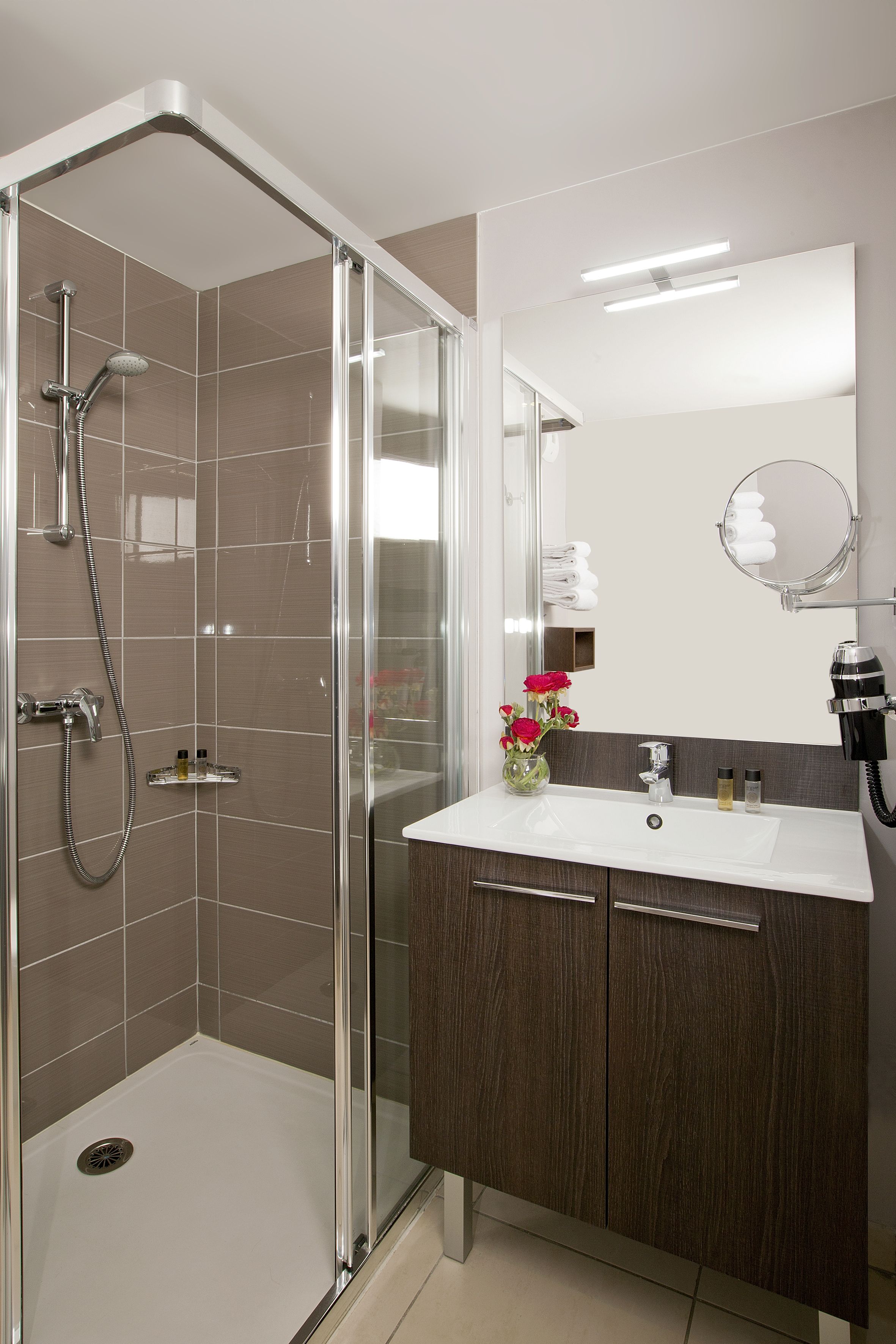 Douche, articles de toilette gratuits, sèche-cheveux
