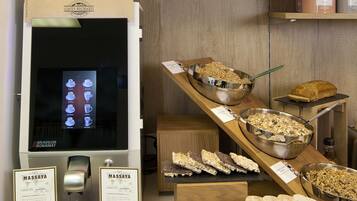 Une vitrine de café présentant une machine à café, des tasses à café et diverses pâtisseries.