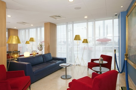 Sala de estar en el lobby. Residhome Bordeaux