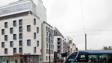 Um edifício moderno com fachada de vidro e uma placa com o nome 'Residhome'.