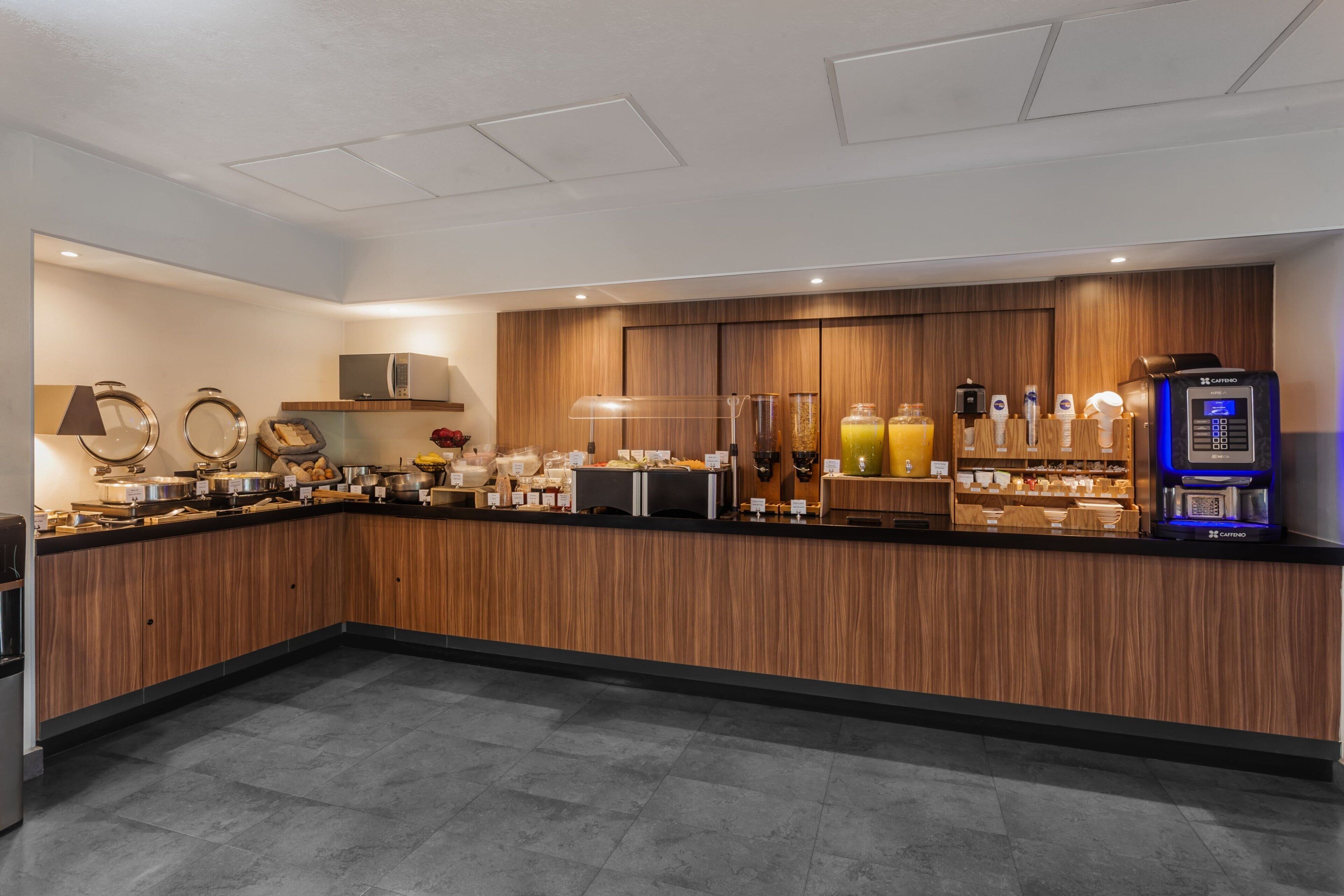 free daily full breakfast