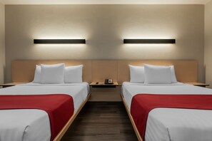 Habitación, 2 camas matrimoniales | Escritorio, tabla de planchar con plancha y cunas gratuitas