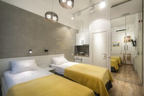 Huoneisto (N 102) | Ylelliset vuodevaatteet, tallelokero huoneessa, äänieristys