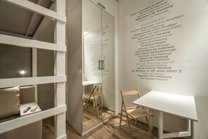 Huoneisto (N 104) | Ylelliset vuodevaatteet, tallelokero huoneessa, äänieristys