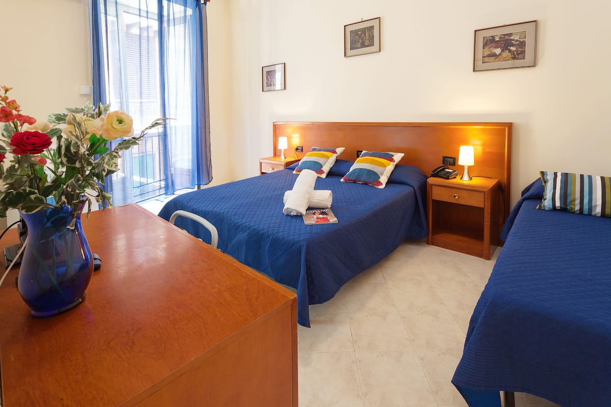 Klassieke driepersoonskamer, privébadkamer, in toren | Een minibar, een bureau, babybedden, extra bedden