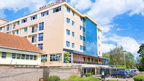 Un hotel con un cartel que dice "MASH PARK HOTEL".