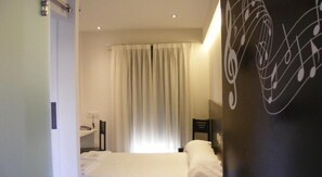 Desk, soundproofing, free cribs/infant beds, rollaway beds - Imprenta Musical Alojamiento (Astorga)