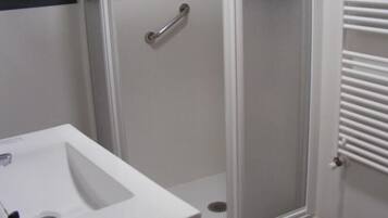 Dutxa, articles de tocador gratuïts, assecador de cabells i tovalloles