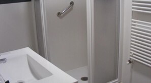 Shower, free toiletries, hair dryer, towels - Imprenta Musical Alojamiento (Astorga)