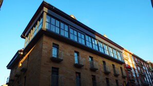 Ein mehrstöckiges Gebäude mit großen Fenstern und Balkonen.