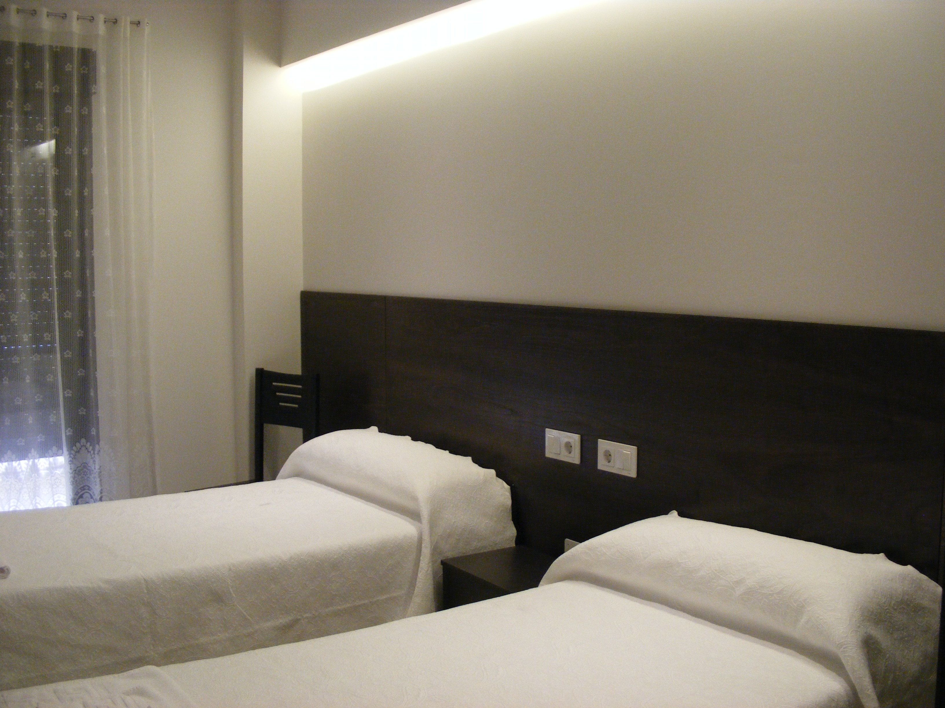 Desk, soundproofing, free cots/infant beds, rollaway beds