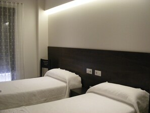 デスク、防音設備、ベビーベッド (無料)、可動式ベッド