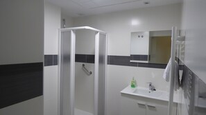Shower, free toiletries, hair dryer, towels - Imprenta Musical Alojamiento (Astorga)