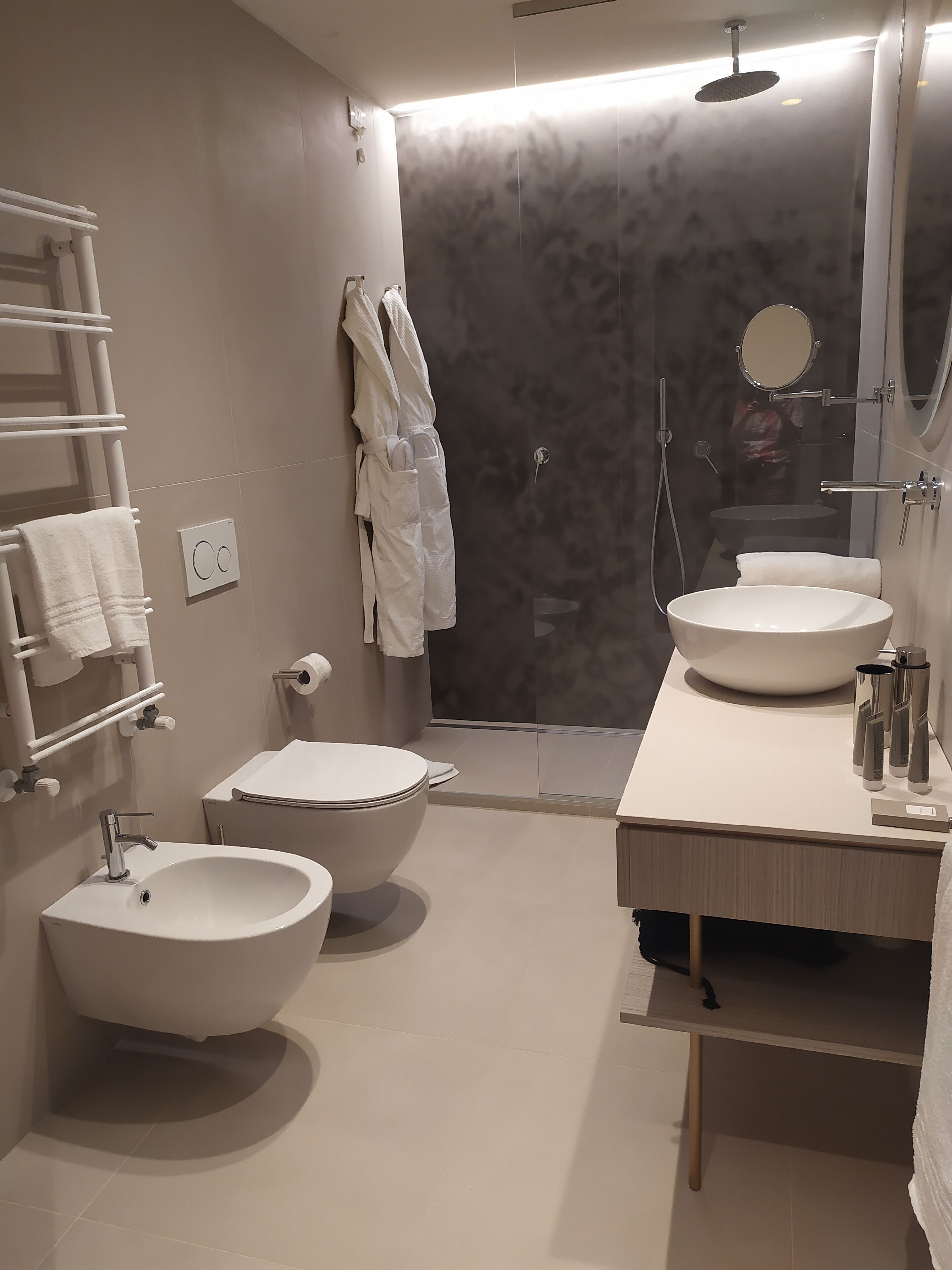 sundeck prestige sea view | bathroom | shower, free toiletries, hair dryer, slippers