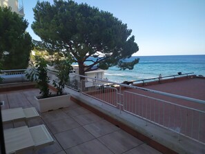 A terrace with a view of the sea, a tree, and a railing. - Diana Grand Hotel (Alassio)