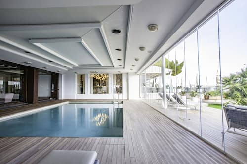 Una piscina cubierta (de 08:00 a 20:00), sombrillas, tumbonas