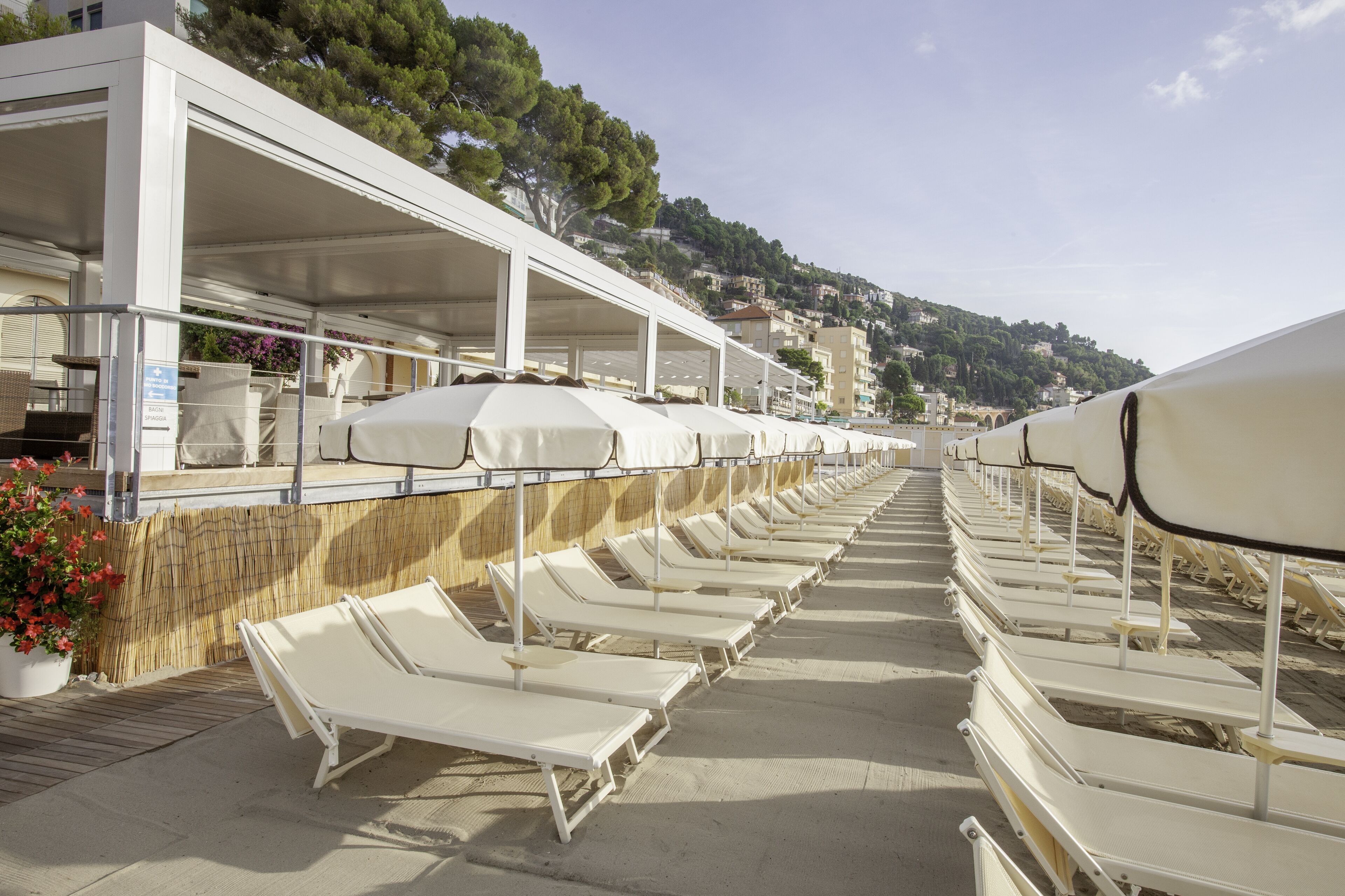 Sulla spiaggia, un bar sulla spiaggia