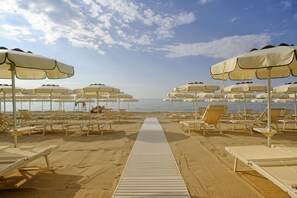 Di pantai dan bar pantai