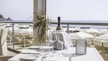 Serveert lunch en diner, regionale gerechten