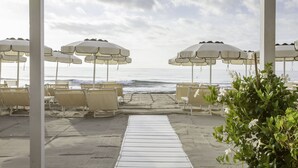 På stranden og strandbar