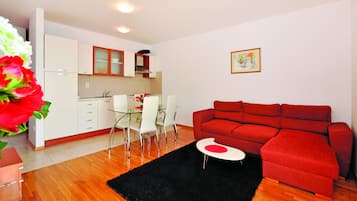 Apartemen Superior, 2 kamar tidur, balkon, pemandangan laut | Area keluarga | TV layar datar dan pemutar DVD