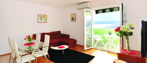 高級公寓, 2 間臥室, 露台, 海景 | 客廳 | 平面電視、DVD 播放機