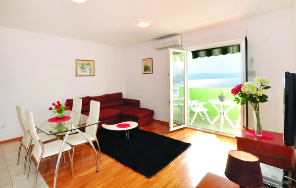 Superior Apartment, 2 Bedrooms, Balcony, Sea View | Living room | Flat-screen TV, DVD player - Apartments Beverly (Omis)