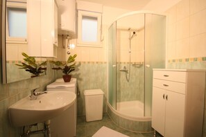 Comfort-huoneisto, 1 makuuhuone, terassi, merinäköala | Kylpyhuone | Kylpyamme, ilmaiset hygieniatuotteet, hiustenkuivaaja, kylpytakit