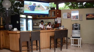 Bar junto a la piscina