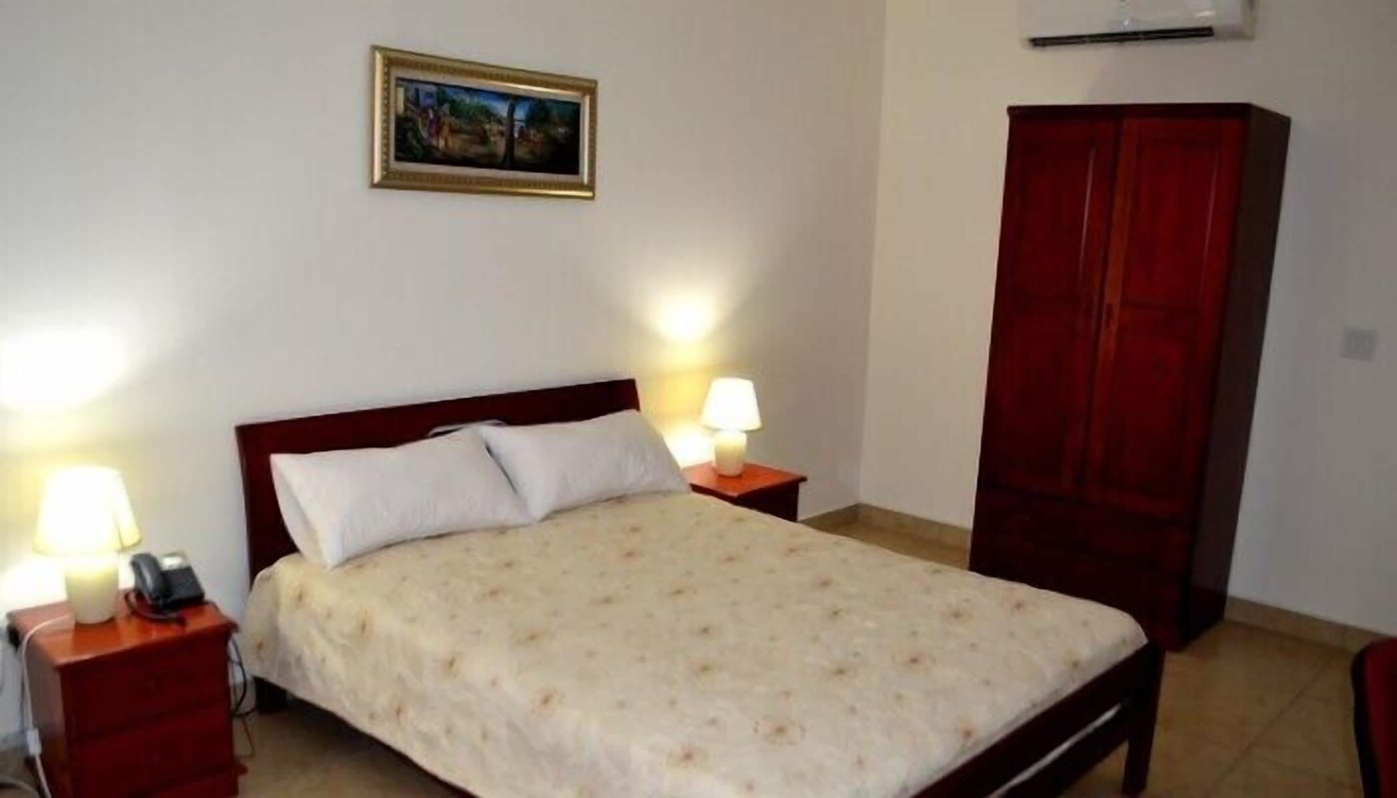 standard room | in-room safe, desk, iron/ironing board, free wifi