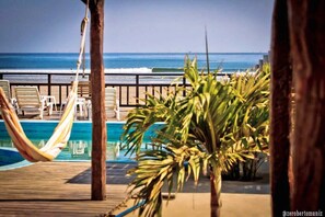 Piscina externa, espreguiçadeiras