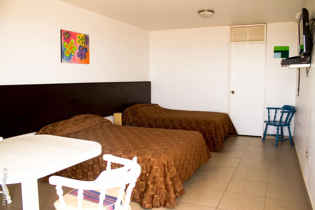 Deluxe driepersoonskamer, uitzicht op oceaan | Een minibar, een kluis op de kamer, gratis babybedden, gratis wifi