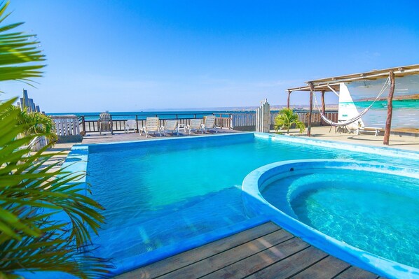 Außenpool, Liegestühle