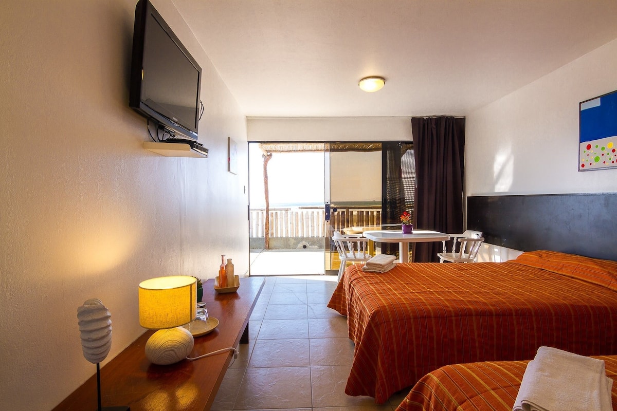 Deluxe Twin Room, Ocean View | Minibar, in-room safe, cribs (free), WiFi (free)