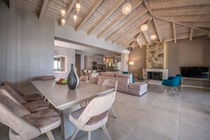 Villa - 3 soveværelser - privat pool - havudsigt | Opholdsområde | 55-tommers fladskærms-tv med satellitkanaler, tv, spillekonsol