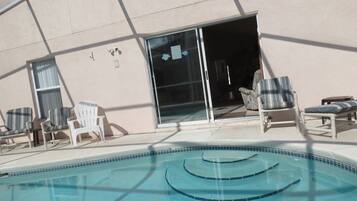 Kolam renang outdoor