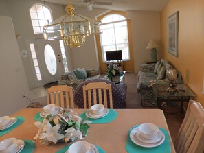 In-room dining - SVV Pool Homes Davenport (Davenport)