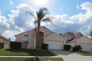 Vista frontal de la propiedad