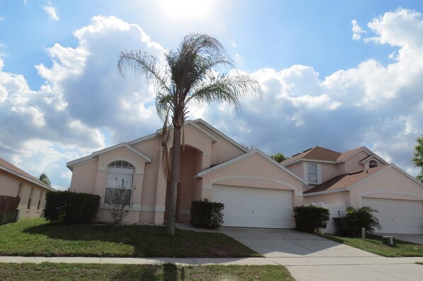 Vista frontal de la propiedad