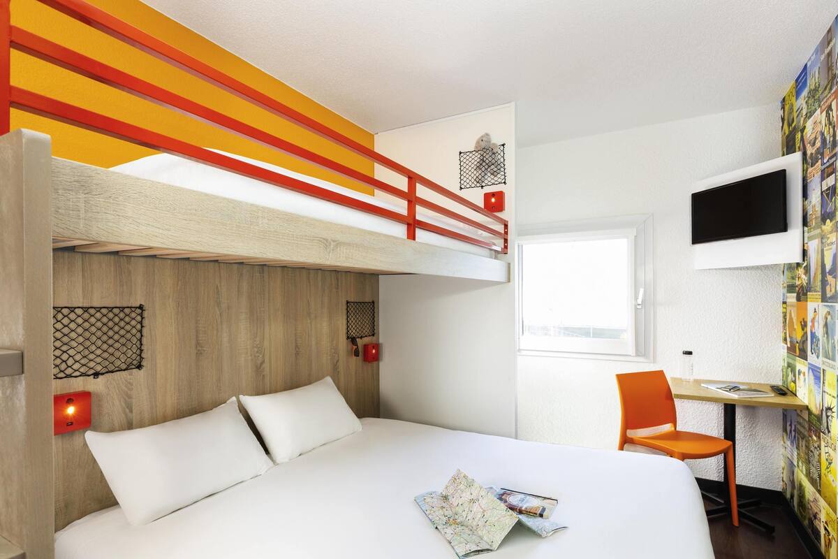 Room, 3 Twin Beds, Mezzanine (Break Room) | Desk, WiFi (free), bed sheets