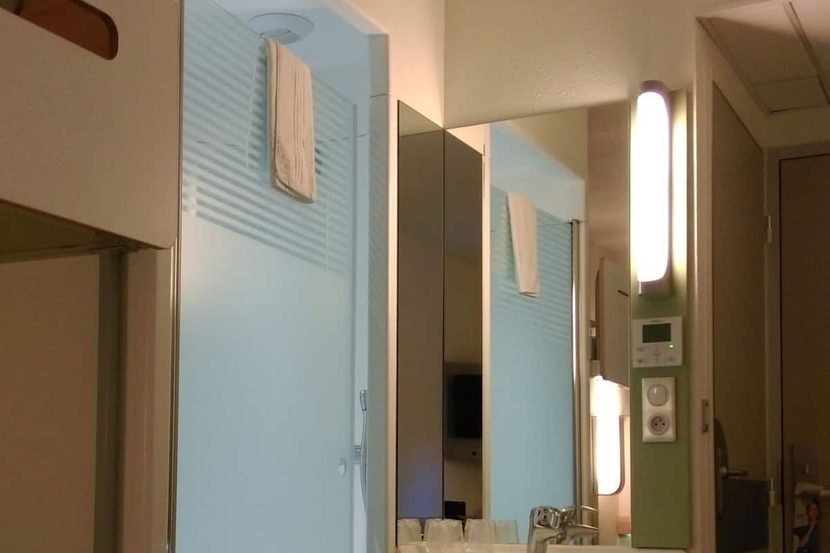 Shower, eco-friendly toiletries, towels
