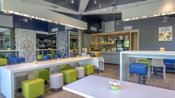 Kontinental frukost varje dag (EUR 9.90 per person)