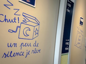 Escritorio, sistema de insonorización y cunas gratuitas