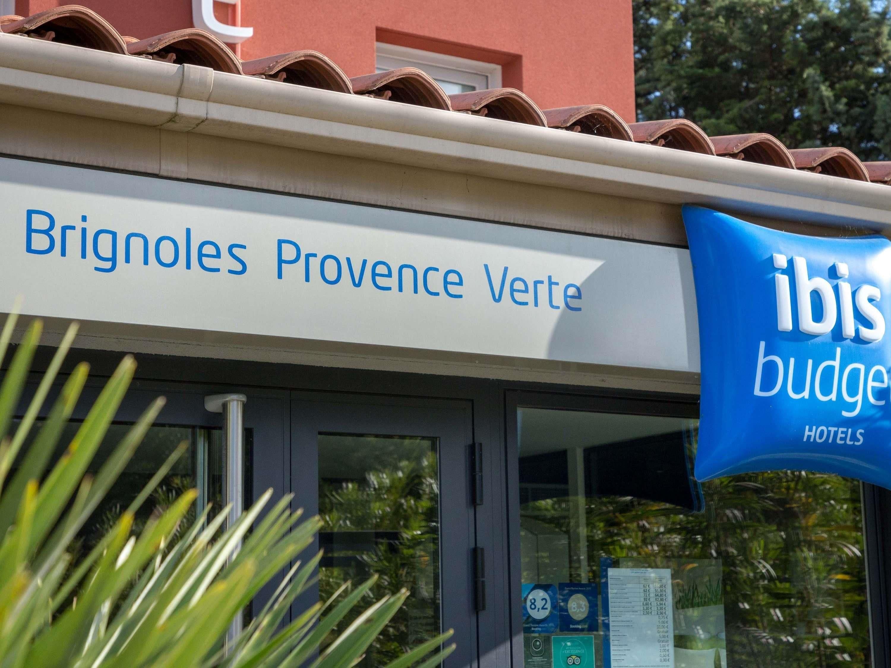 Señal de hotel para Brignoles Provence Verte con una señal contigua del hotel ibis budget.