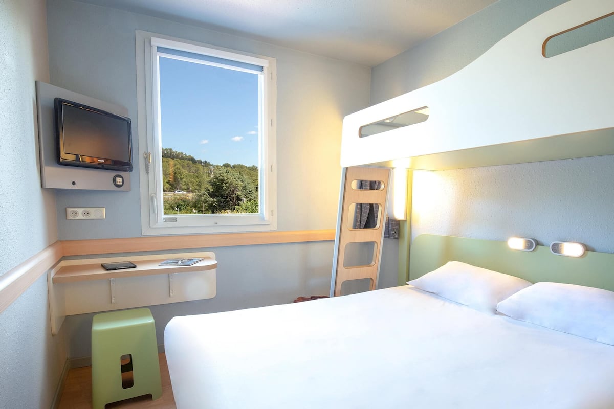 Habitación triple, varias camas | Escritorio, sistema de insonorización, cunas gratuitas
